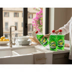 Kit 5 bottiglie detersivo piatti Svelto al limone Golden Clean su piano cucina moderno